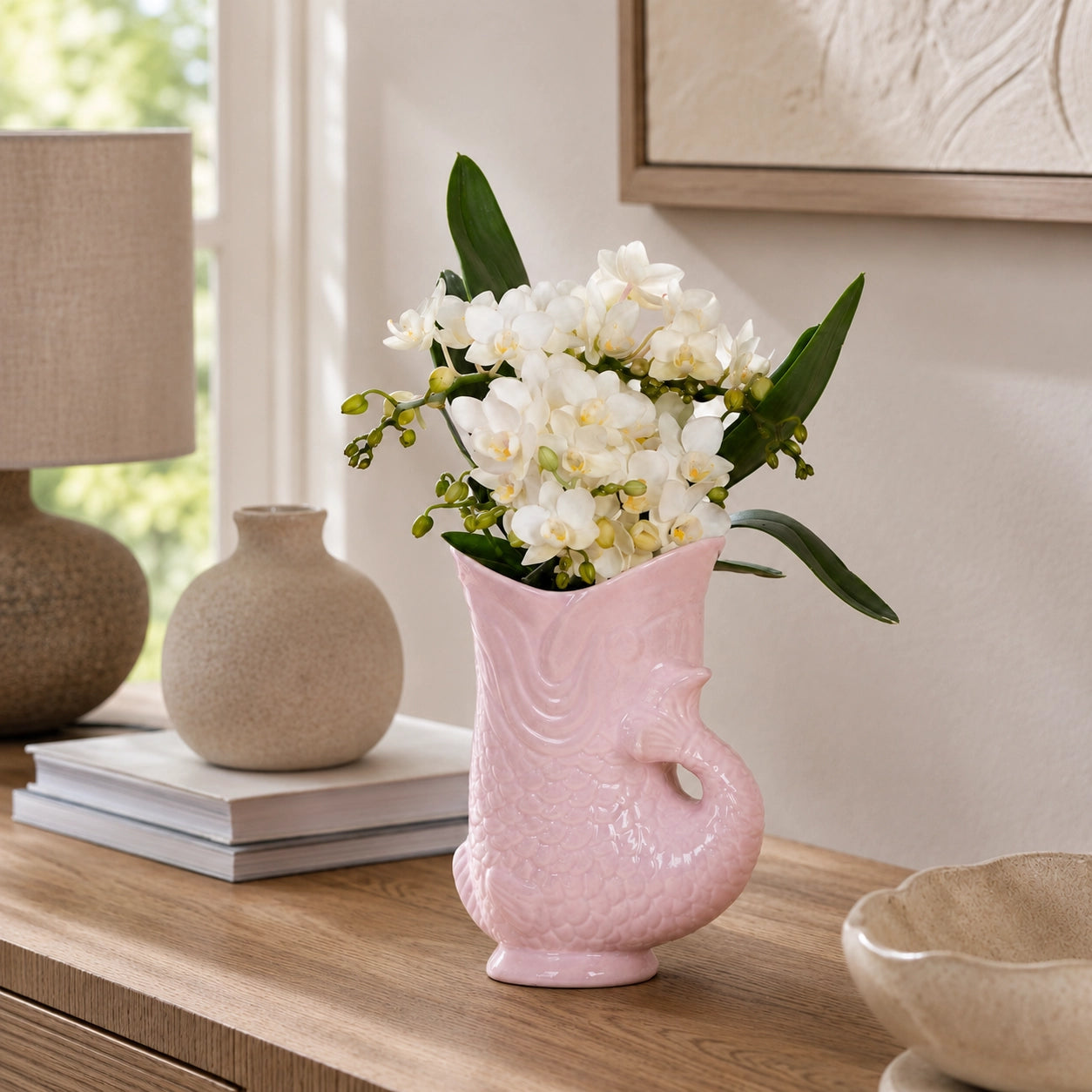 Witte Phalaenopsis orchidee ‘Nazaré’ met roze Fish sierpot – Ø9 cm