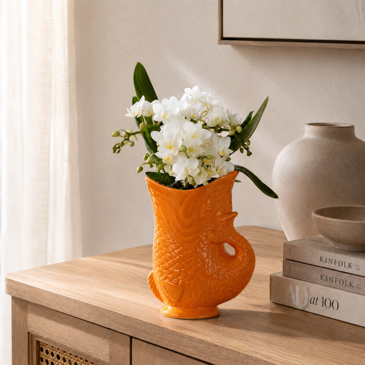Witte Phalaenopsis orchidee ‘Nazaré’ met oranje Fish sierpot – Ø9 cm