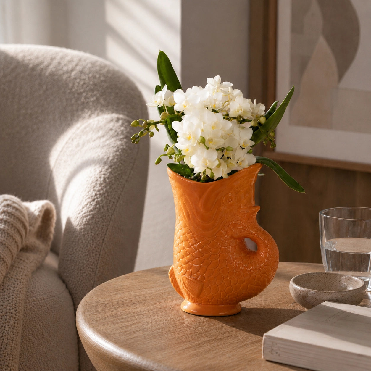 Witte Phalaenopsis orchidee ‘Nazaré’ met oranje Fish sierpot – Ø9 cm